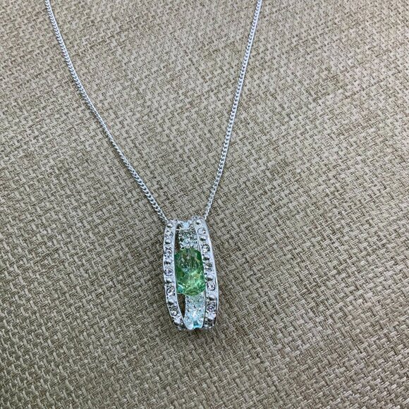 AVON NRT Envy Me Green Crystal Pendant Silver Tone Necklace - Picture 1 of 9